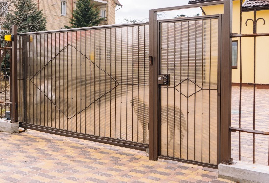 Купить ворота из профлиста с элементами ковки, с металлическими столбами в рамке или под дерево в Кропоткине от 157890 руб